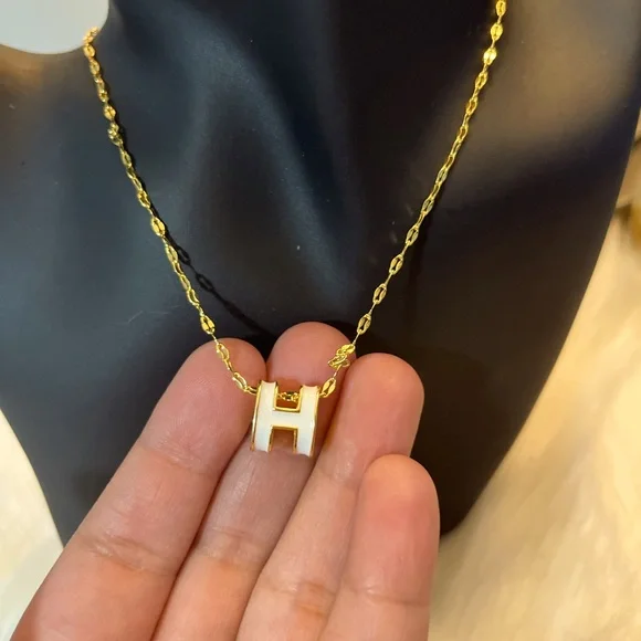 Elegant Gold Chain Bracelet with White Charm - Picture 4 of 4